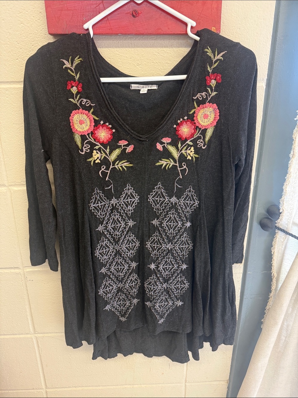 Caite top size small